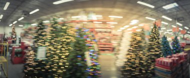 Panorama görünüm çeşitli donanım mağazasında yapay Noel ağacı süsle bulanık. Çelenk ve bokeh açık ortamda dizeleri. Amerika'da satış için Xmas süslemeleri