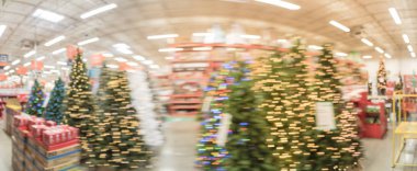 Panorama görünüm çeşitli donanım mağazasında yapay Noel ağacı süsle bulanık. Çelenk ve bokeh açık ortamda dizeleri. Amerika'da satış için Xmas süslemeleri