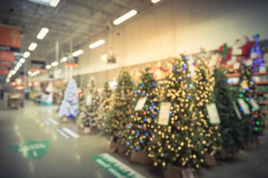 Soyut yapay Noel ağaçları Amerika'da donanım mağazasında renkli ışıklar ile bulanık. Xmas neşeli görünen dekorasyon, ev dekor malzemeleri, çelenk ve dizeleri bokeh ışık