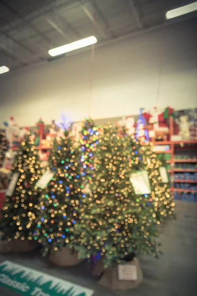 Abstrakte Verschwommene Künstliche Weihnachtsbäume Mit Bunten Lichtern Baumarkt Amerika Weihnachten — Stockfoto