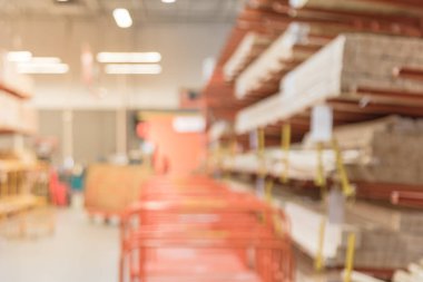 Bulanık soyut çok çeşitli tedavi basınç kereste, Çıtçıt, ahşap döşeme ve satır Kafesli döşeme at arabası. Donanım mağaza Amerika'da kereste bölümünü defocused.