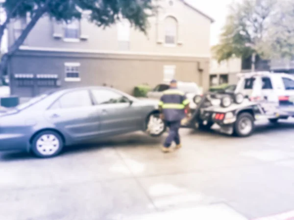 Bewegung Verschwommen Abschleppwagen Fahrer Abschleppen Eines Beschädigten Autos Aus Wohnkomplex — Stockfoto