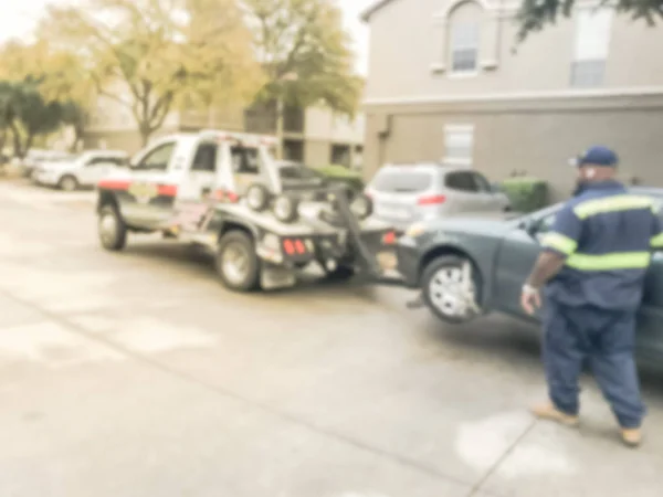 Motion Blurred Tow Truck Driver Towing Damaged Car Apartment Building — Stock Photo, Image