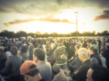 Vintage sesi büyük grup Asyalı izleyici açık hava Müzik Festivali'nde günbatımında kendilerini zevk