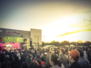 Vintage sesi büyük grup Asyalı izleyici açık hava Müzik Festivali'nde günbatımında kendilerini zevk