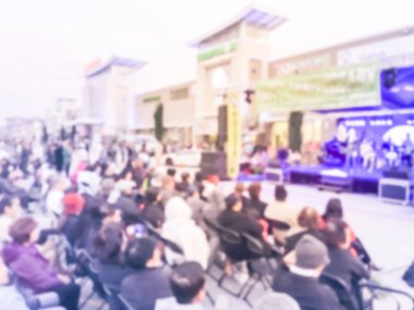 Vintage sesi büyük grup Asyalı izleyici açık hava Müzik Festivali'nde günbatımında kendilerini zevk