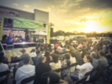 Vintage sesi büyük grup Asyalı izleyici açık hava Müzik Festivali'nde günbatımında kendilerini zevk