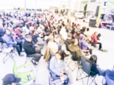 Vintage sesi büyük grup Asyalı izleyici açık hava Müzik Festivali'nde günbatımında kendilerini zevk