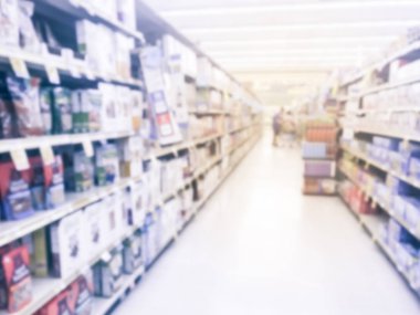 Hareket bulanık müşteri için uygun kahvaltı, meyve suları, spor içecekleri, snack bar, tahıl bakkal Texas, ABD, çeşitli alışveriş. NEF ufuk arka plan gıdalar süpermarkette raflar