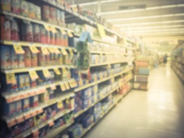 Vintage sesi bulanık soyut çok çeşitli uygun kahvaltı, meyve suları, spor içecekleri, snack bar, tahıl bakkal Texas, koridorun Usa.Defocused arka plan gıdalar raflar