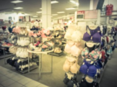 Vintage sesi hareket iç Amerika'da renkli modern kadın iç çamaşırı ve iç çamaşırı deposunun bulanık. Külot ve sütyen giyim mağazasında alışveriş merkezi, mağaza zinciri perakendecilik