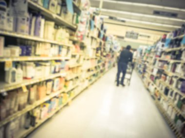 Vintage sesi bulanık hareket müşteri ile saç aksesuarları, şampuan, saç bakımı, kozmetik, sabun, bakkal fiyat etiketleri Texas, Amerika ile kadınsı bakım bar olarak kişisel bakım için alışveriş sepeti