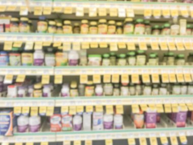 Vitamin ve ek indirimli fiyat etiketleri bakkal Texas, Amerika ile raflar ekranda bulanık resim varyasyonu.