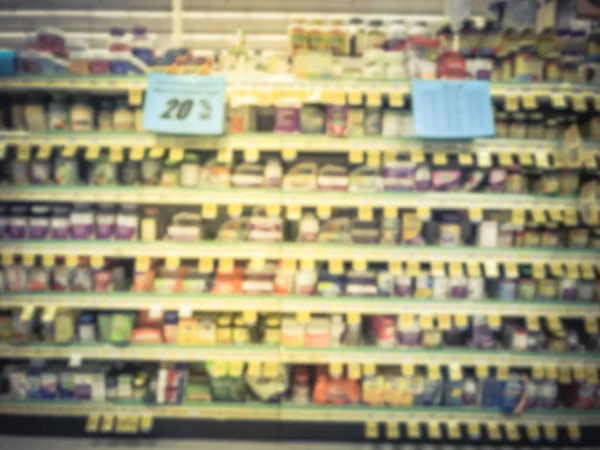 在美国德克萨斯州的杂货店里 货架上展示了带有折扣价标签的葡萄酒色调模糊抽象的各种维生素和补充剂 — 图库照片