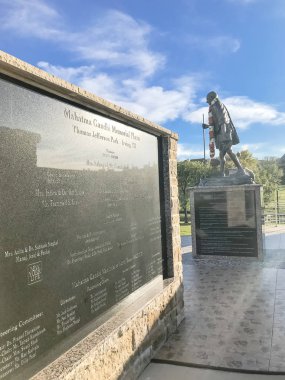 Irving, Tx, bize-Kasım 4, 2018: Mahatma Gandi Mahatma Gandhi Memorial Plaza heykeli. Thomas Jefferson Park anıt. Güzel sonbahar bulut mavi gökyüzü