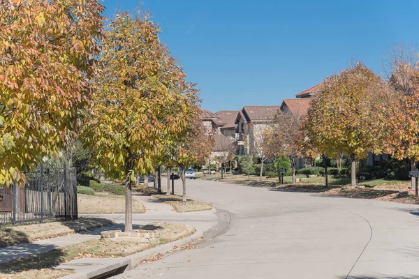 Neubaugebiet Mit Ruhiger Wohnstraße Dallas Texas Vorort Einem Sonnigen Herbsttag — Stockfoto