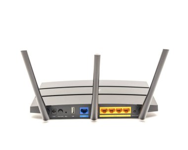 Yakın çekim studio siyah kablosuz yönlendirici kablo modem beyaz arka plan üzerinde izole bir kadeh. Anten, bağlantı noktası bağlantı, bağlantılar ile arkadan görünüm