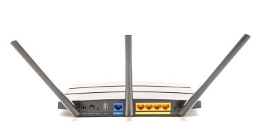 Kablosuz yönlendirici kablo modem üzerinde beyaz backg izole arkadan görünüm