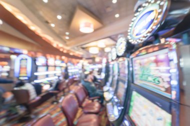 Tipik kumar arka plan. Bulanık slot makineleri, temalı oyun slot poker 777, silahlı çete'ye oyuncular Oklahoma Casino rulet. Dijital makine satırda renkli ışıklı ışık
