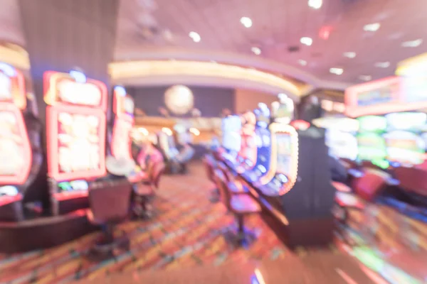 典型的赌博抽象背景 模糊老虎机 主题游戏 轮盘赌老虎机 777 武装土匪与球员在俄克拉荷马赌场 数字机器行的五颜六色的照明灯 — 图库照片