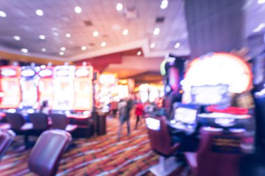 Tipik kumar arka plan. Bulanık slot makineleri, temalı oyun slot poker 777, silahlı çete'ye oyuncular Oklahoma Casino rulet. Dijital makine satırda renkli ışıklı ışık