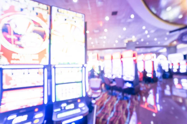 典型的赌博抽象背景 模糊老虎机 主题游戏 轮盘赌老虎机 777 武装土匪与球员在俄克拉荷马赌场 数字机器行的五颜六色的照明灯 — 图库照片
