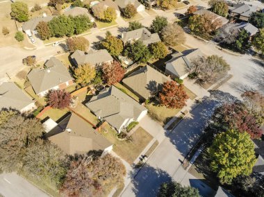 Anteni çiçek Höyük, Dallas, Texas, ABD kuzeybatısında bir semtte görüntüleyin. Satır, tek aile evleri ve renkli sonbahar yaprakları renk, anonim şehir geliştirme alt bölümü