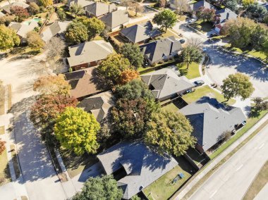 Çiçek Höyük, Dallas, Texas, ABD kuzeybatısında tipik banliyö cul-de-sac (çıkmaz sokak) sokak hava görünümünü. Renkli sonbahar yaprakları yaprakları