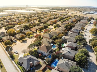 Üstten görünüm tipik semtte çiçek Höyük, Dallas, Texas, ABD kuzeybatısında iş park yakınındaki. Tek aile evleri, renkli sonbahar yaprakları renk, ambarın arka planda satır satır