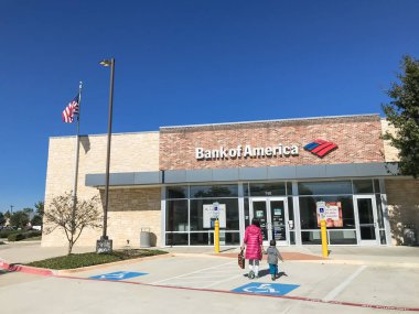 Coppell, Tx, bize-Kasım 18, 2018:Customers Bank of America Amerikan bayrağı ile şube girin. Sırada 2. Charlotte, North Carolina merkezi varlıklar tarafından ABD'de en büyük bankaların listesi