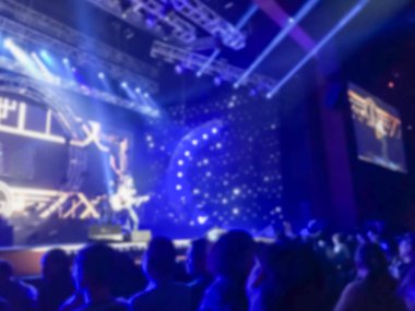 Sahne perde projelendirme erkek şarkıcı gitar çalmak, canlı performans arka plan ile soyut bulanık konser