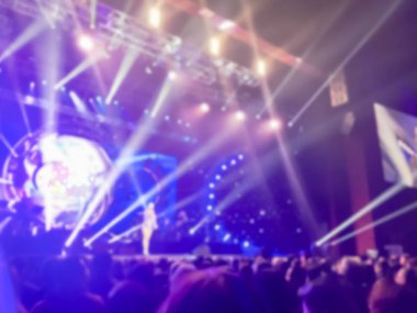 Amerika'da sahne konser canlı müzik performansı performans bulanık hareket Asyalı kadın şarkıcı.