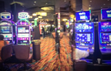 Slot makinesidir Casino Amerika oyuncularla tipik sahne. Arka plan kumar defocused