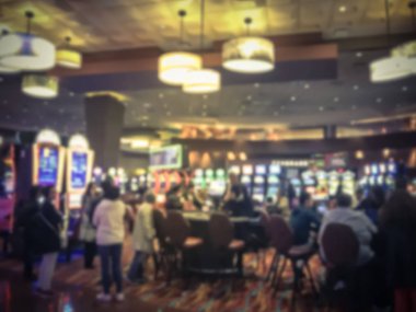 Slot makinesidir Casino Amerika oyuncularla tipik sahne. Arka plan kumar defocused