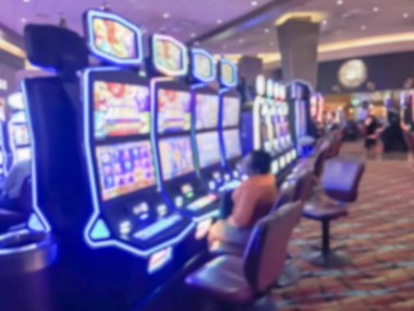 Slot makinesidir Casino Amerika oyuncularla tipik sahne. Arka plan kumar defocused