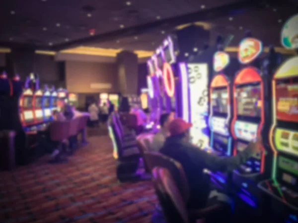 在美国赌场 玩家使用老虎机的典型场景 被击败的赌博抽象背景 — 图库照片