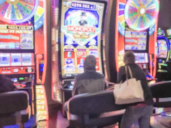 在美国赌场 玩家使用老虎机的典型场景 被击败的赌博抽象背景 — 图库照片