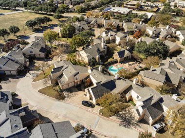 Üstten görünüm yeni park yan kınamak ve tasarlamak topluluklar Dallas, Texas, ABD renkli sonbahar yaprakları ile yakın. Townhouse adlı banliyö mahalle karmaşık. Sıkıca paketlenmiş Evleri konut ve driveway