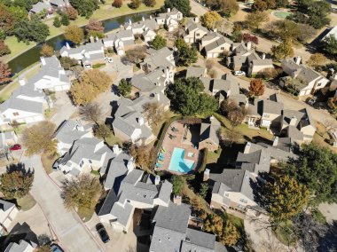Üstten görünüm yeni kınamak ve tasarlamak topluluklar Dallas, Texas, ABD renkli sonbahar yaprakları ile yakın. Townhouse adlı kanal yakın banliyö mahalle karmaşık. Sıkıca paketlenmiş Evleri konut ve driveway