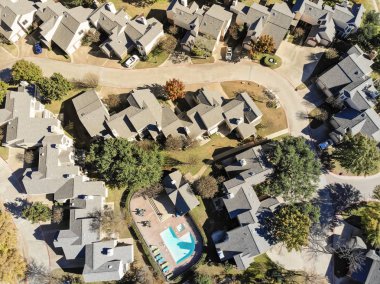 Köprü yeni kınamak ve Dallas, Texas, Usa yakınındaki tasarlamak topluluklarda renkli yeşillik ile sonbahar sezonu. Hava yaşam townhouse topluluk Yüzme Havuzu ile karmaşık.