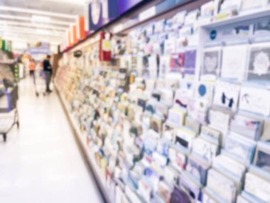 Alışveriş sepeti tebrik kartları Texas, Amerika perakende mağazasında tarama ile bulanık hareket müşteri.