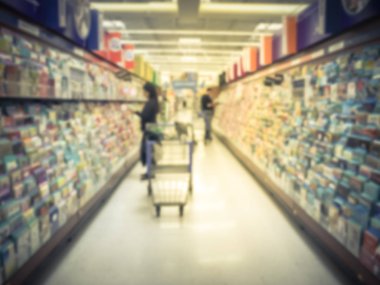 Alışveriş sepeti tebrik kartları Texas, Amerika perakende mağazasında tarama ile bulanık hareket müşteri.