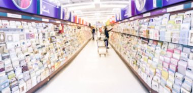 Panorama görünüm soyut alışveriş, Texas, Amerika tebrik kartları perakende mağazasında seçme müşteri bulanık.