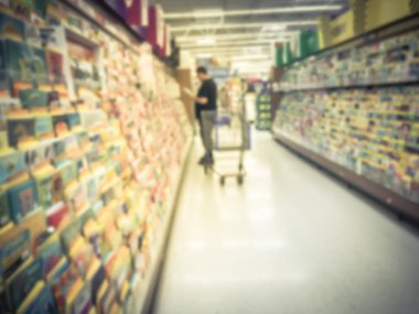 Alışveriş, Texas, Amerika tebrik kartları perakende mağazasında seçme vintage sesi hareket bulanık müşteri.