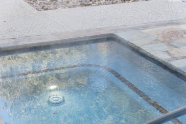 Açık jakuzi havuzu temiz şeffaf turkuaz su ile çalışan, Texas, ABD karmaşık evinde sıcak banyo spa küvet rahatlatır