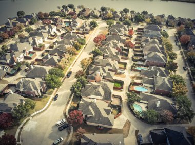 Vintage sesi dikey hava üstten görünüm satır tek aile ile renkli sonbahar yaprakları çevreleyen konut müstakil. Tipik lakeside semtte yakınındaki Dallas, Texas, ABD