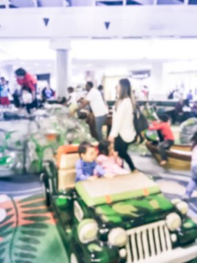 Hareket farklı çocuklar ve yumuşak oyun ekipmanları kapalı Bahçesi modern alışveriş Amerika'nın, üst bulanık.