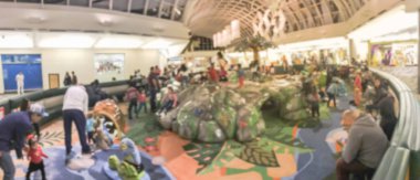 Panorama görünüm hareket farklı çocuklar ve yumuşak oyun ekipmanları kapalı Bahçesi modern alışveriş Amerika'nın, üst bulanık. Oturma alanı dışında