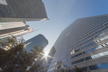 Şehir merkezinde Dallas, Texas, ABD iş bölgesi alanında mavi gökyüzü karşı gökdelenlerin yukarı doğru görünümü.