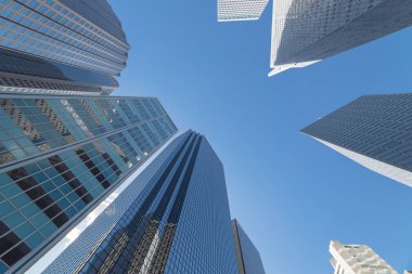 Şehir merkezinde Dallas, Texas, ABD iş bölgesi alanında mavi gökyüzü karşı gökdelenlerin yukarı doğru görünümü.